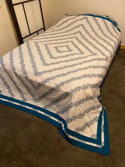 Curved piecing Drunkardβs Path Variation