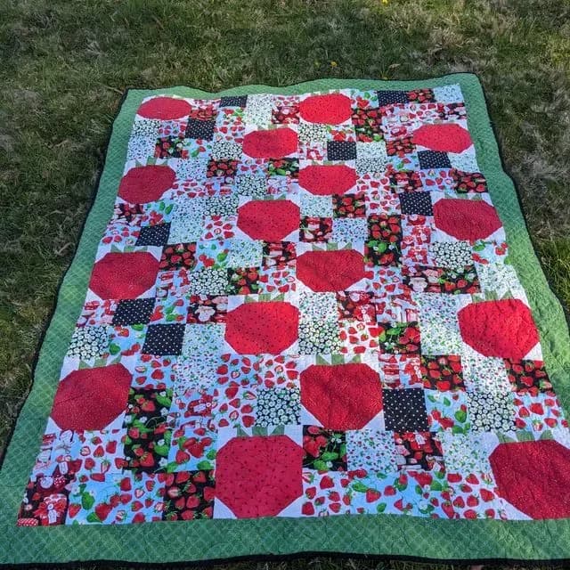 Strawberry picnic Quilt